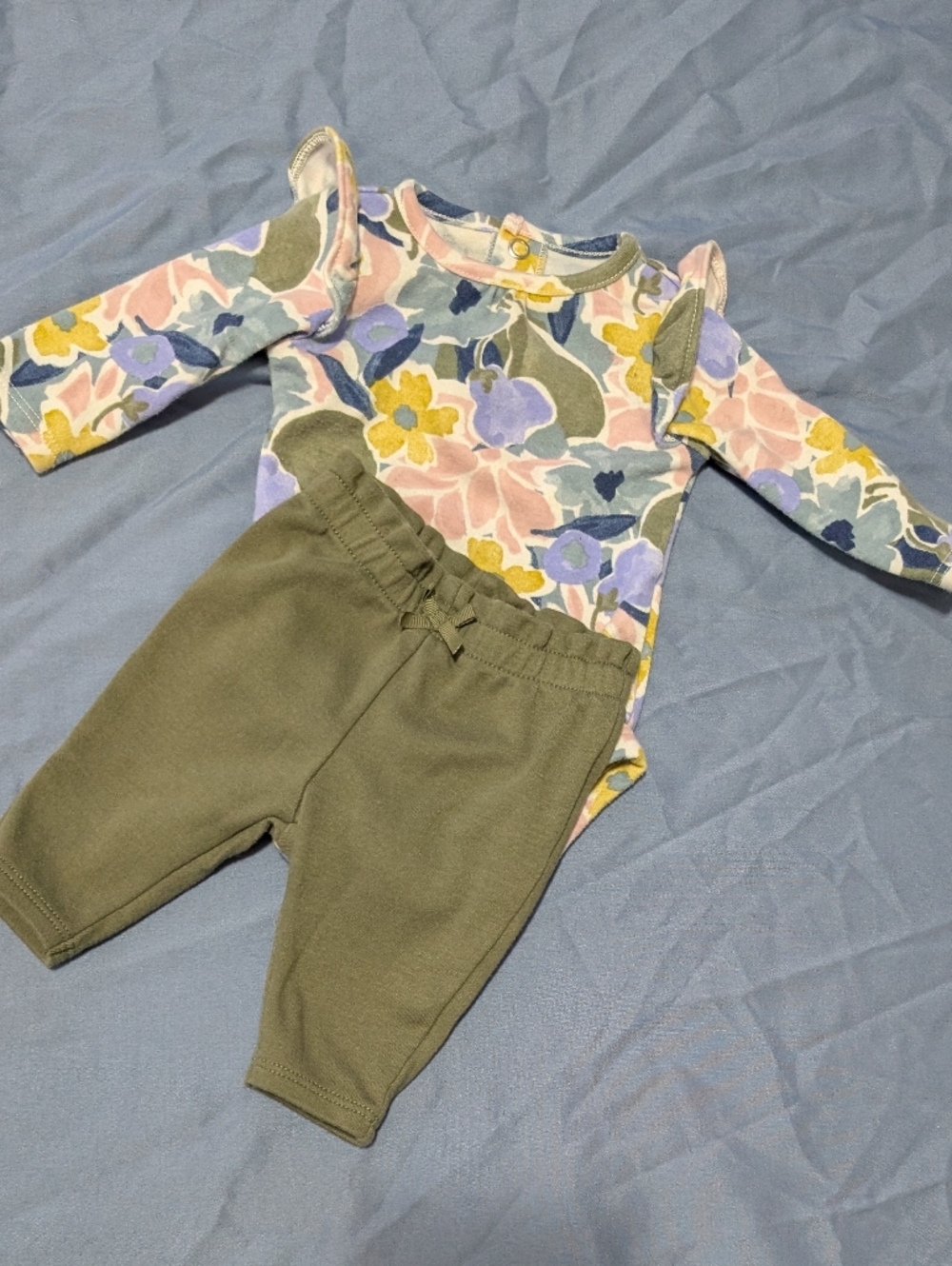 GUC Carters Newborn Baby Girl Outfit  (0M) *B19